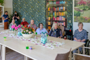 Bild zeigt: Bewohner:innen bei dem Termin