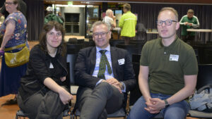 v. l. Hannah Rosenbaum, Bezirksbürgermeisterin, Stefan Szugat, Dezernent für Umwelt, Planen und Wohnen, und Sebastian Kröger, Amtslteiter des Amtes für Stadterneuerung