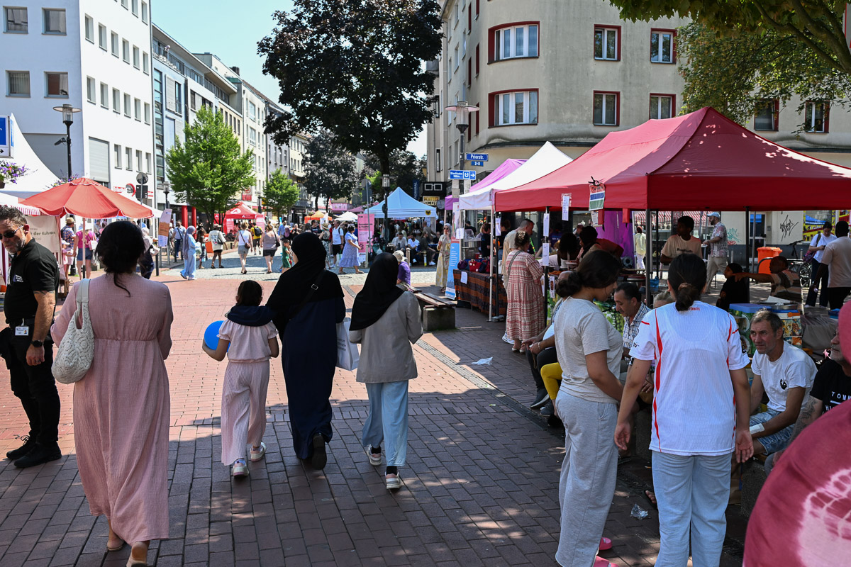 Vielfalt, Begegnung und Zusammenhalt prägen das Bild auf der Münsterstraße. Zahlreiche Besucherinnen und Besucher nutzen das Fest zum Austausch und gemeinsamen Feiern.