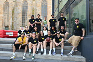 Bild zeigt das Team der Nordstadtliga, das heute in der Kampstraße unterstützt