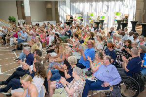 Bild zeigt: ein gut besuchtes Plenum