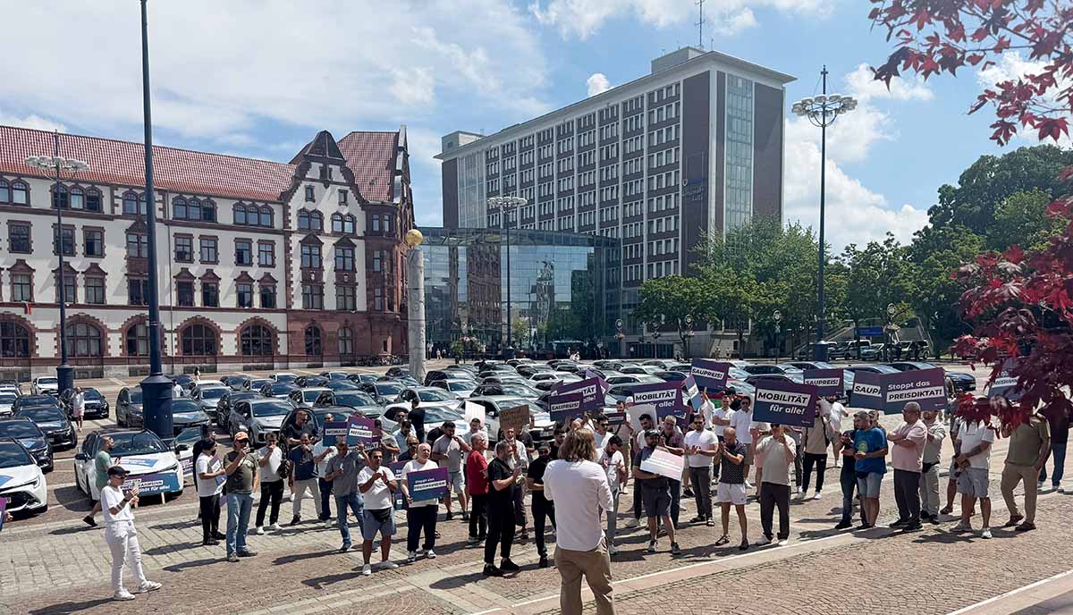 Autos stehen auf dem Friedensplatz