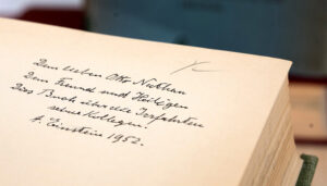 Das Foto zeigt die handschriftliche Widmung