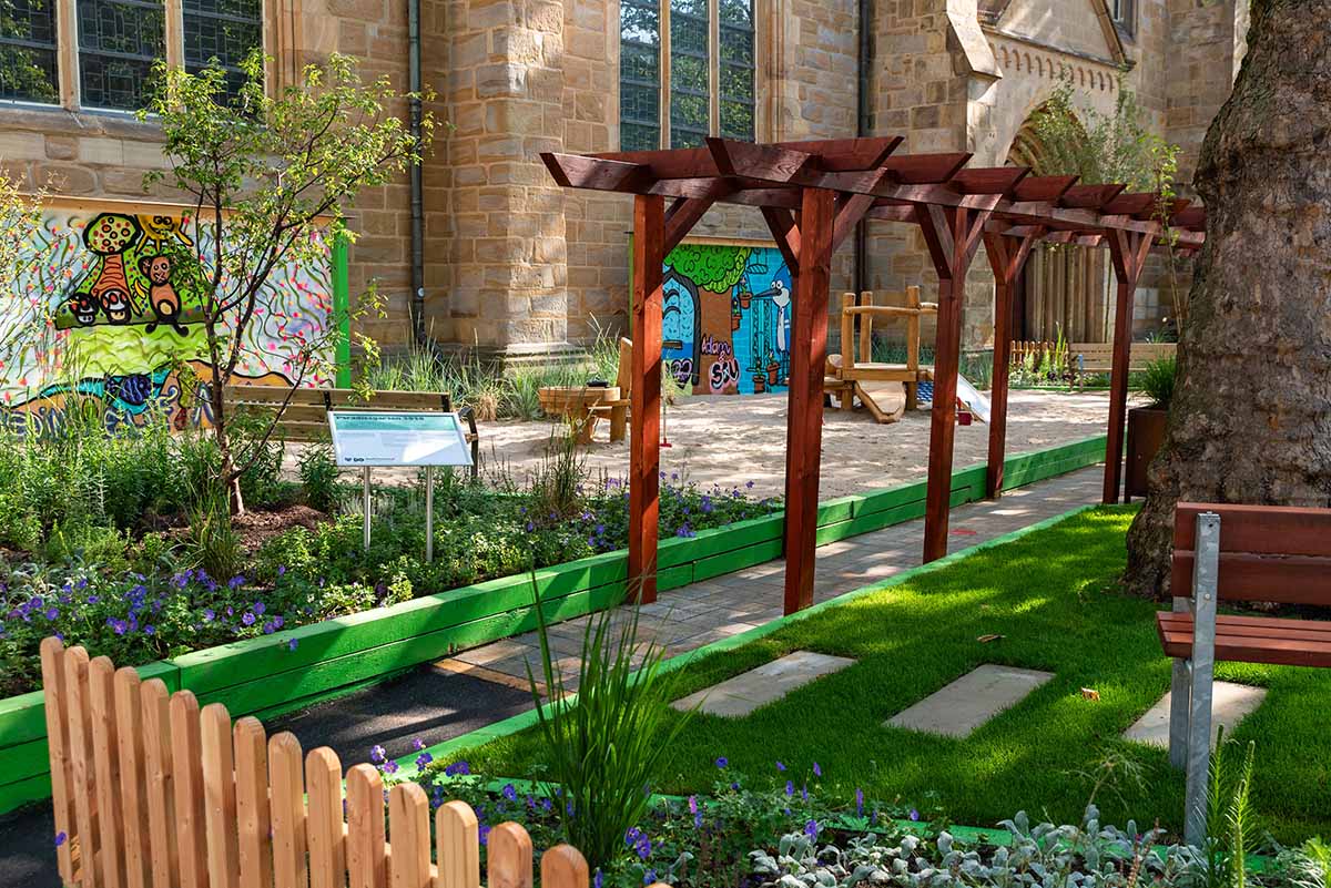 Spielen-und-entspannen-im-Pop-Up-Garten-in-der-Dortmunder-City-Der-Paradiesgarten-an-der-Reinoldikirche-bietet-eine-Erholungsfl-che-f-r-Kinder-und-Erwachsene