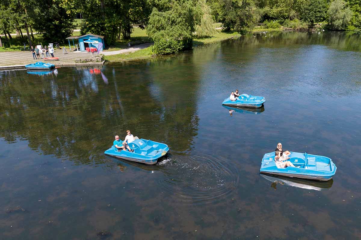 Minigolf-Anlage-und-Verleih-von-Tret-und-Ruderbooten-in-Betrieb-Der-Fredenbaumpark-bietet-Schatten-und-Freizeitspa-an-hei-en-Sommertagen