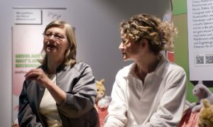Auf dem Bild sieht man Silke Zimmermann und Jule Klemm die die Ausstellung als gemeinsames Projekt ins Leben gerufen haben.