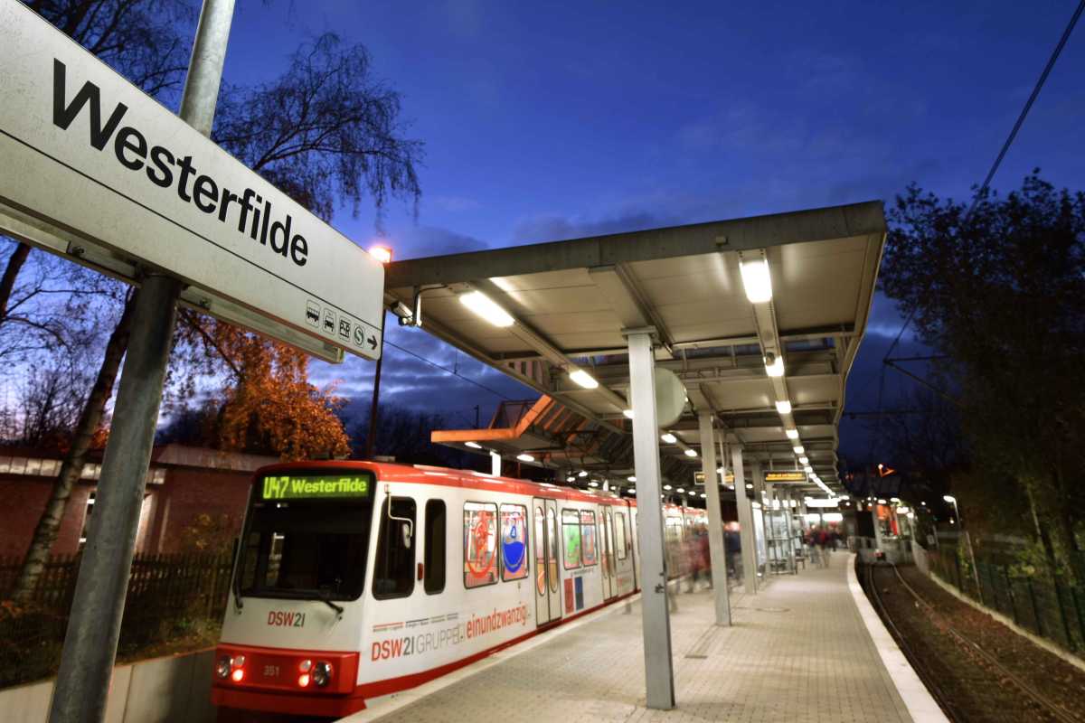 U Bahn fährt ein