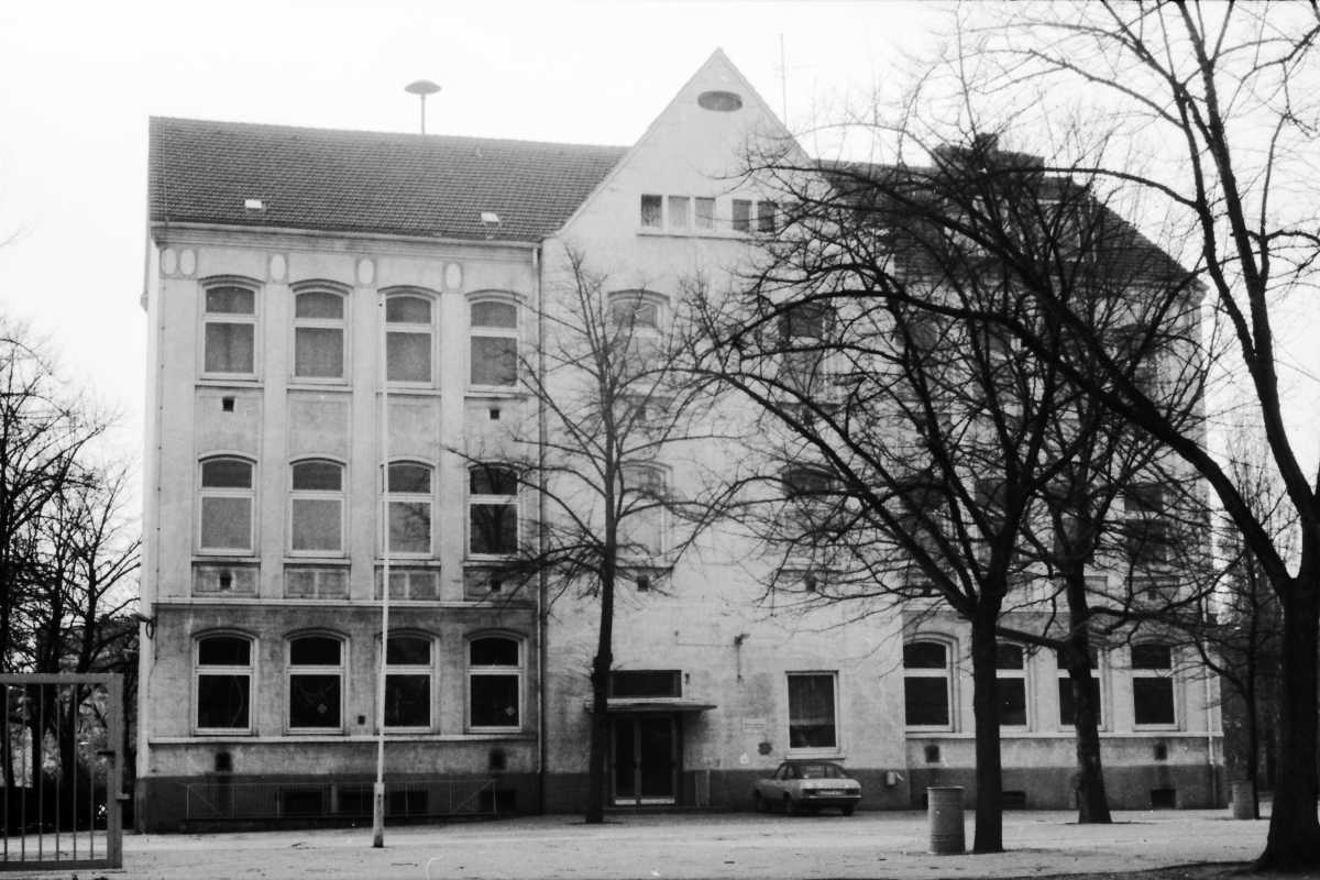 Außenansicht der Schule 1982