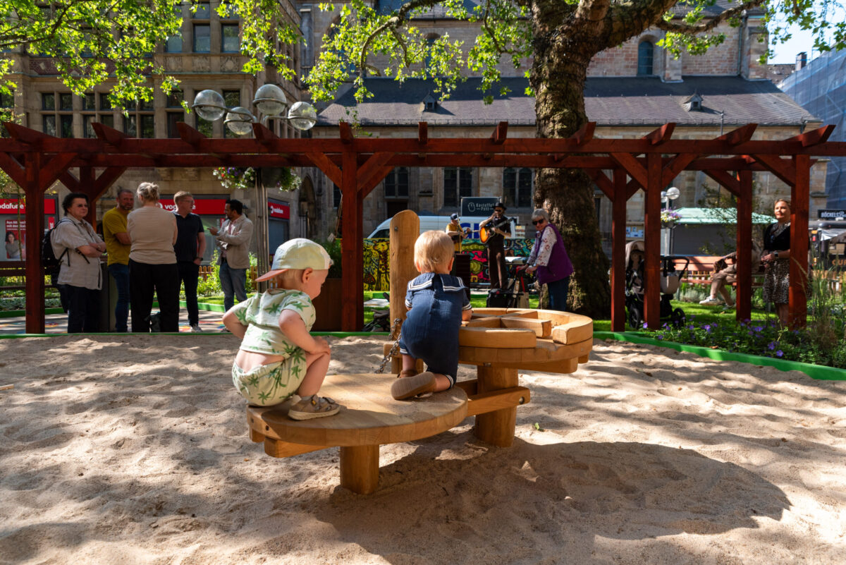 Zwei Kinder spielen im Sandkasten des Paradiesgartens an der Reinoldikirche 2026