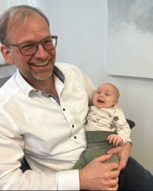 Arzt hält Baby