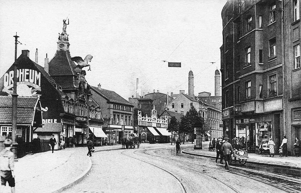 Die Rheinische Straße mit dem Orpheum um 1915. Die Pegasus-Figur ist deutlich erkennbar.