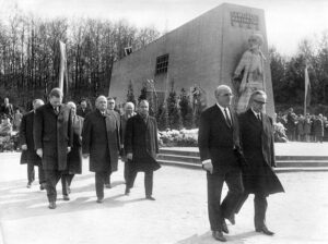 Mahnmal in der Bittermark während der Gedenkveranstaltung 1968
