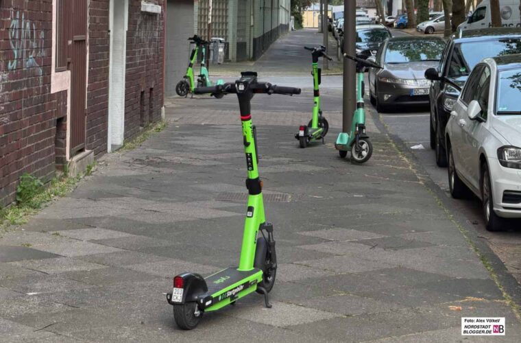 Das Bild zeigt Scooter auf einem Bürgersteig