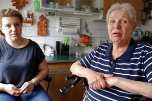 Traurige Gesichter bei Oma und Enkelin