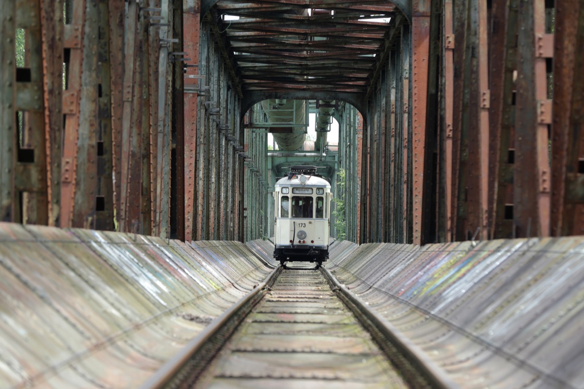 Blick auf die Brücke mit einer alten Bahn auf Schienen.