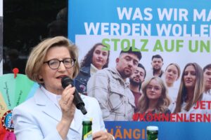 Man sieht Heike Bettermann im Gespräch.
