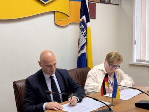 Alexander Kalouti (CDU) und Halyna Shymanska unterschreiben eine Absichtserklärung.