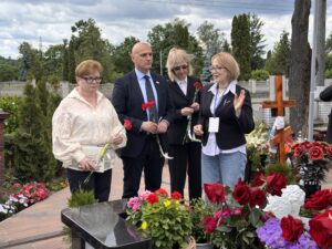 Die Dortmunder Delegation legt Blumen an den Gräbern gestorbener Soldat:innen nieder.