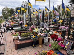 Die Dortmunder Delegation legt Blumen an den Gräbern gestorbener Soldat:innen nieder.
