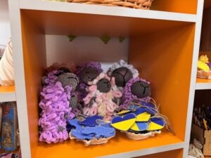 Handwerkliche Ergebnisse von einer Gruppe von behinderten ukrainischen Kindern bei der Caritas Zhytomyr