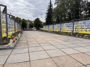 Tafeln der gestorbenen Zhytomyer:innen im Ukraine-Krieg.