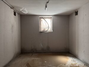 Ein moderner Bunker im Neubau einer Wohnanlage für Binnenvertriebene