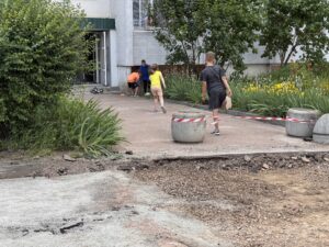 Kinder spielen Fußball in einem Zhytomyr Wohngebiet