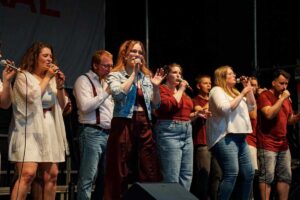 Sänger:innen auf der Bühne