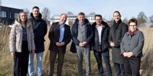 Gruppenfoto auf dem Grundstück