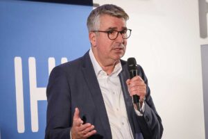 Ehrich spricht ins Mikrofon