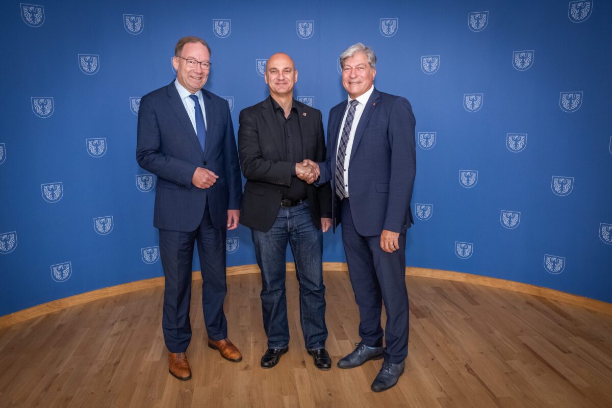 IHK-Hauptgeschäftsführer Stefan Schreiber (l.) mit IHK-Präsident Roland Klein (r.) beim Antrittsbesuch bei Oberbürgermeister Alexander Kalouti.