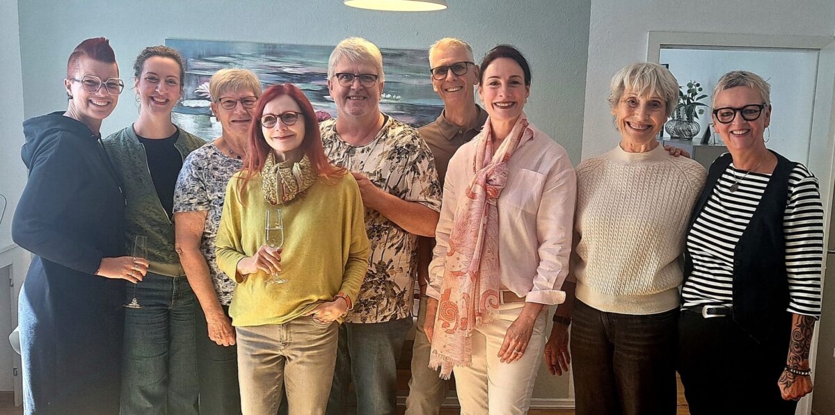 Feierten gemeinsam den fünften Geburtstag des ersten Ehrenamtskurses, aus dem fast alle Hospizbegleiter*innen noch aktiv dabei sind: Kathrin Im Winkel, Koordinatorin Sabrina Katzer, Annette Nienass, Jacqueline Kauermann, Christoph Kluth, Hans-Peter Hirsch, Leiterin Heike Schöttler, Elisabeth Koch und Koordinatorin Frauke Ellebrecht. Es fehlten beim Geburtstagsfest: Andrea Goodall und Klaus Kurek.