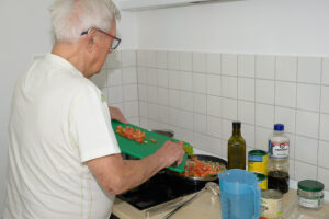 Bild zeigt: Friedhelm Büser kocht mit
