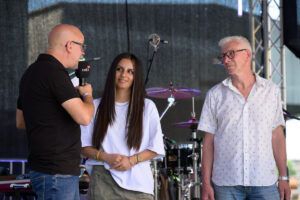 Bild zeigt: Ehrenamtliche Darya Moalim und Helmut Sommer bei Nordstadt Together im Interview