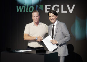 Oliver Hermes, President & Global CEO der Wilo Group (links), und Prof. Dr. Uli Paetzel, Vorstandsvorsitzender von Emschergenossenschaft und Lippeverband, bei der Unterzeichnung der Absichtserklärun