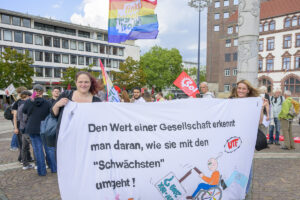 v.l., Stefanie Severing und Monique Demirel: "Die Bundesregierung höhlt den Sozialstaat aus".