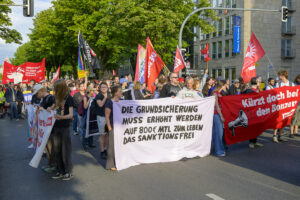 Bild zeigt den Demonstrationszug auf dem Wall