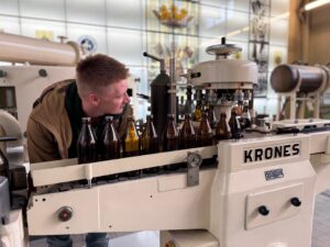 Besucher vor historischer Abfüllanlage im Brauerei-Museum.
