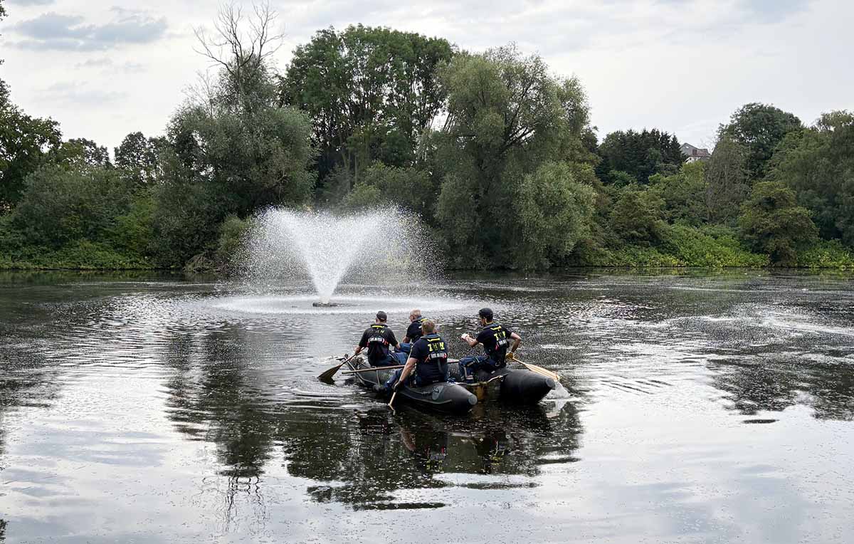 THW mit Boot auf dem Wasser