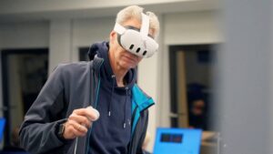 Mit der VR -Brille können Teilnehmende Situationen hautnah erleben und in der neuen Sprache beschreiben.