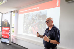 Dortmunds Feuerwehr-Direktor Dirk Aschenbrenner stellte das innovative Forschungsprojekt vor.
