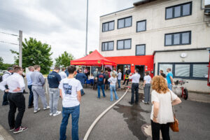 Zahlreiche Vertreterinnen und Vertreter von Feuerwehren, Fachverbänden, Behörden und Organisationen mit Sicherheitsaufgaben haben an der Vorstellung des Forschungsprojekts im Ausbildungszentrum der Feuerwehr Dortmund teilgenommen.