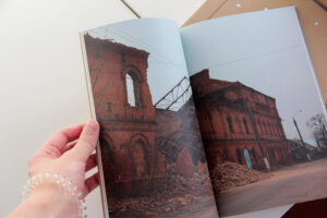 Foto aus dem Ausstellungskatalog „Under Broken Skies“.