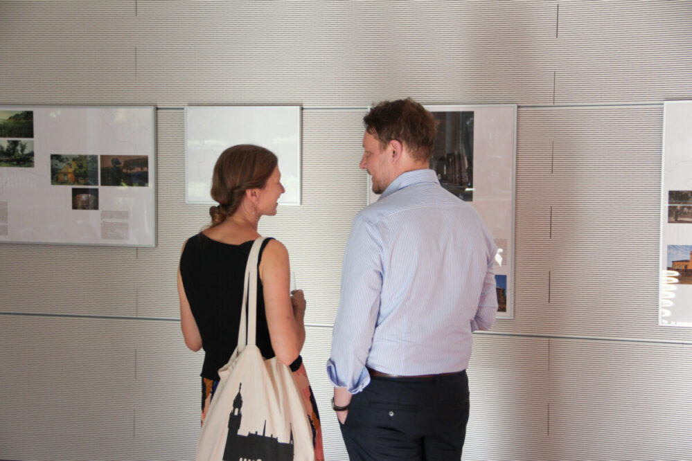Besucher:innen bei der Ausstellung im Baukunstarchiv NRW.