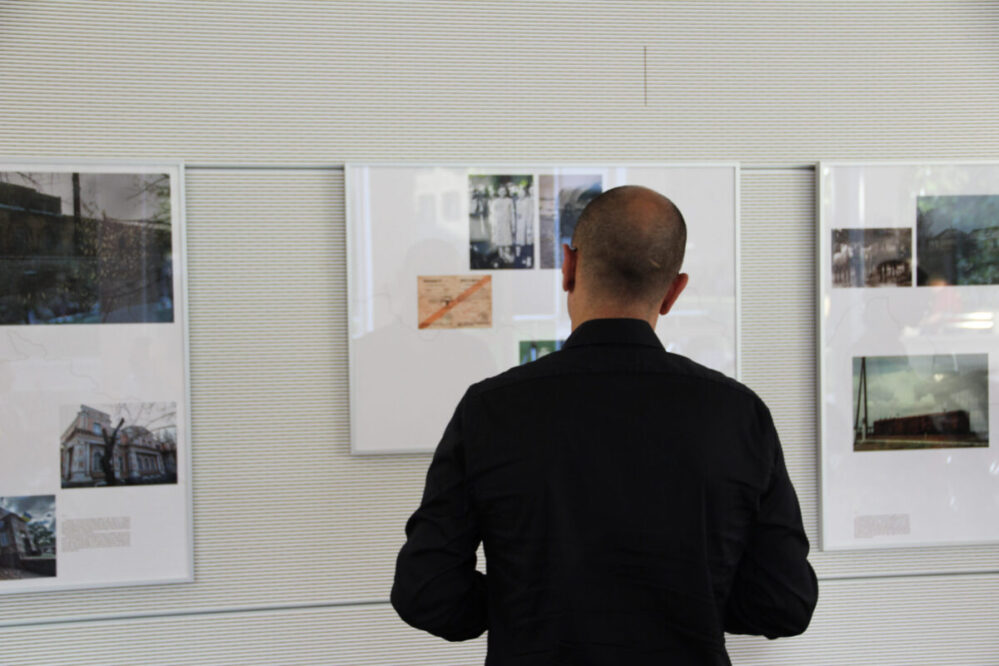 Besucher bei der Ausstellung im Baukunstarchiv NRW.