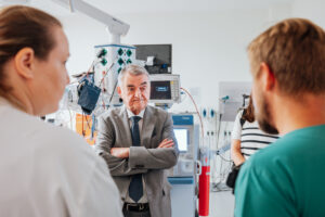 Herbert Reul im Gespräch mit Klinik-Personal