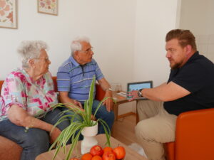 Martin Strehlau, den Leiter des ambulanten Pflegedienstes SHDO Ambulant (rechts) im Beratungsgespräch.