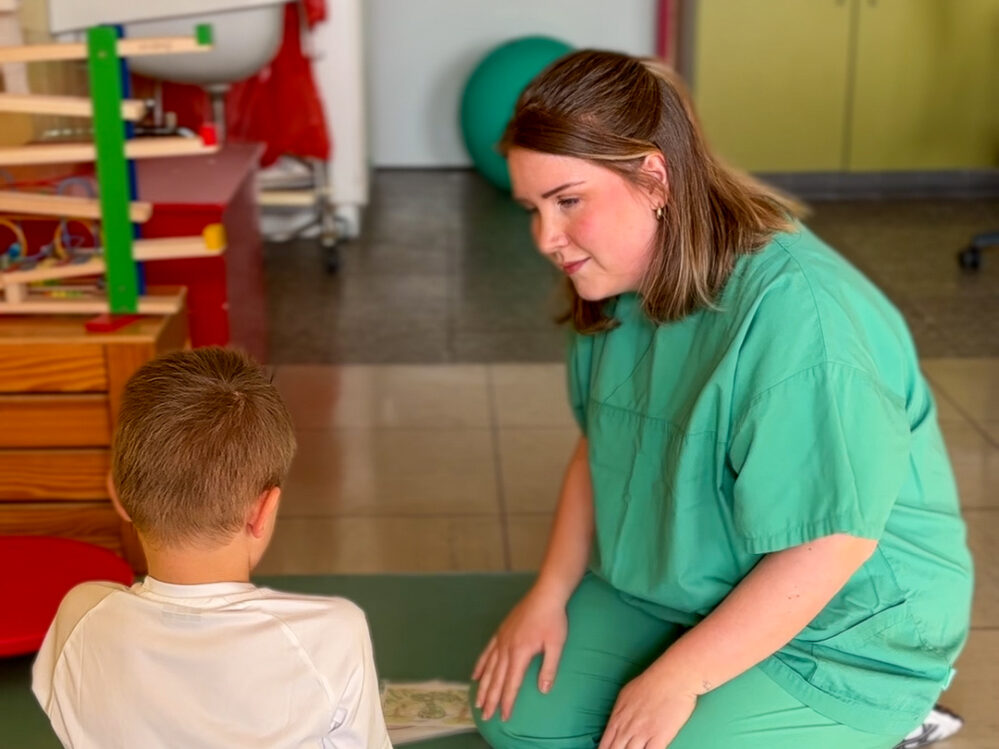 Physiotherapeutin Marie Heimhalt mit dem Kind Liam