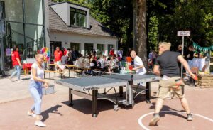 Menschen spielen Rundlauf-Tischtennis