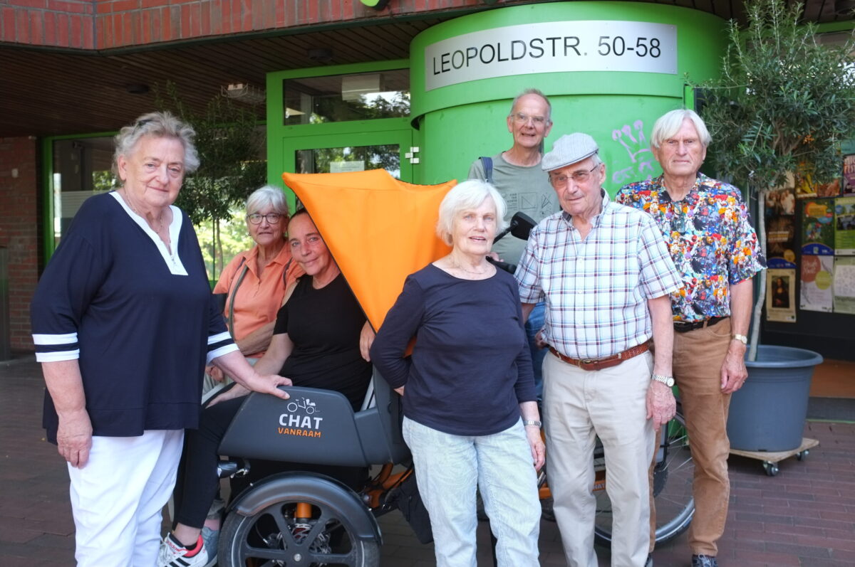 Gruppenbild mit Rikscha: Der Nachmittag mit Andrea Kürten und dem umweltfreundlichen Gefährt hat den Erzählcafé-Stammgästen sehr gut gefallen.